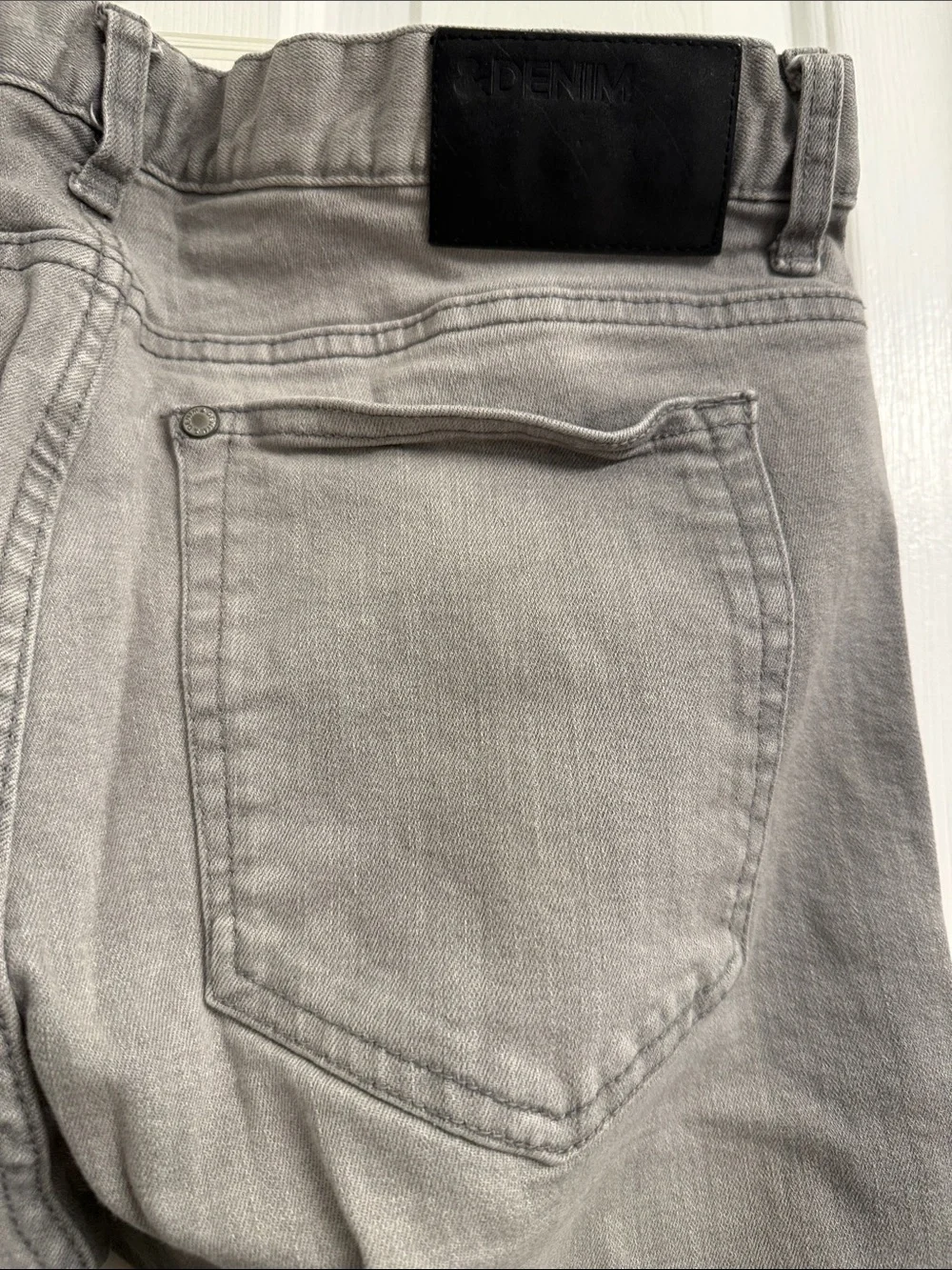 H&M Men's Slim Straight Jeans in Gray Fade